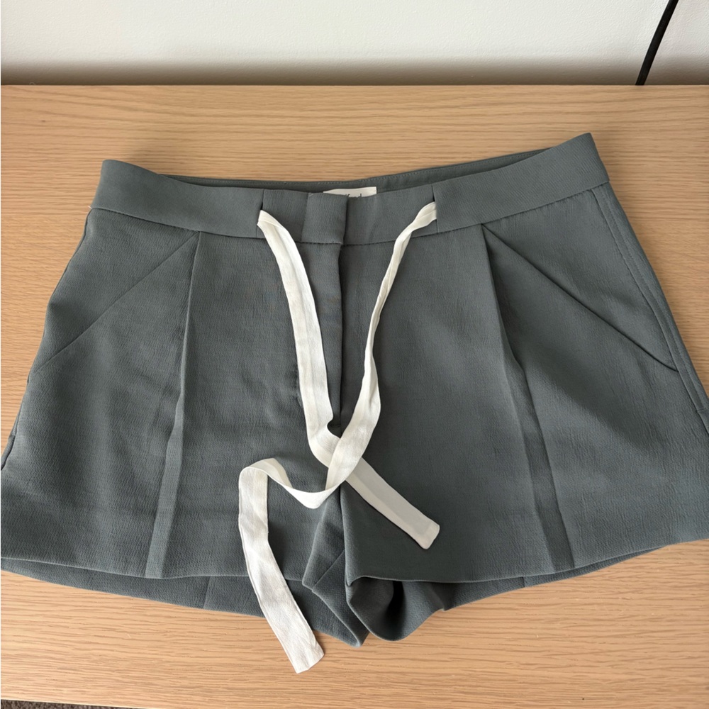 Aritzia Wilfred khaki green shorts with white tie. Us 6. EUC